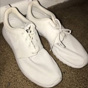 white nike roshe runs NEED GONE ASAP